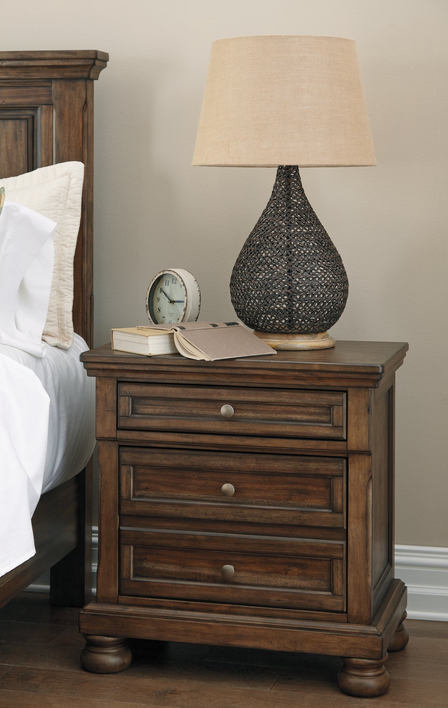 Flynnter Sleigh Bed With 2 Storage Drawers With Mirrored Dresser, Chest And 2 Nightstands