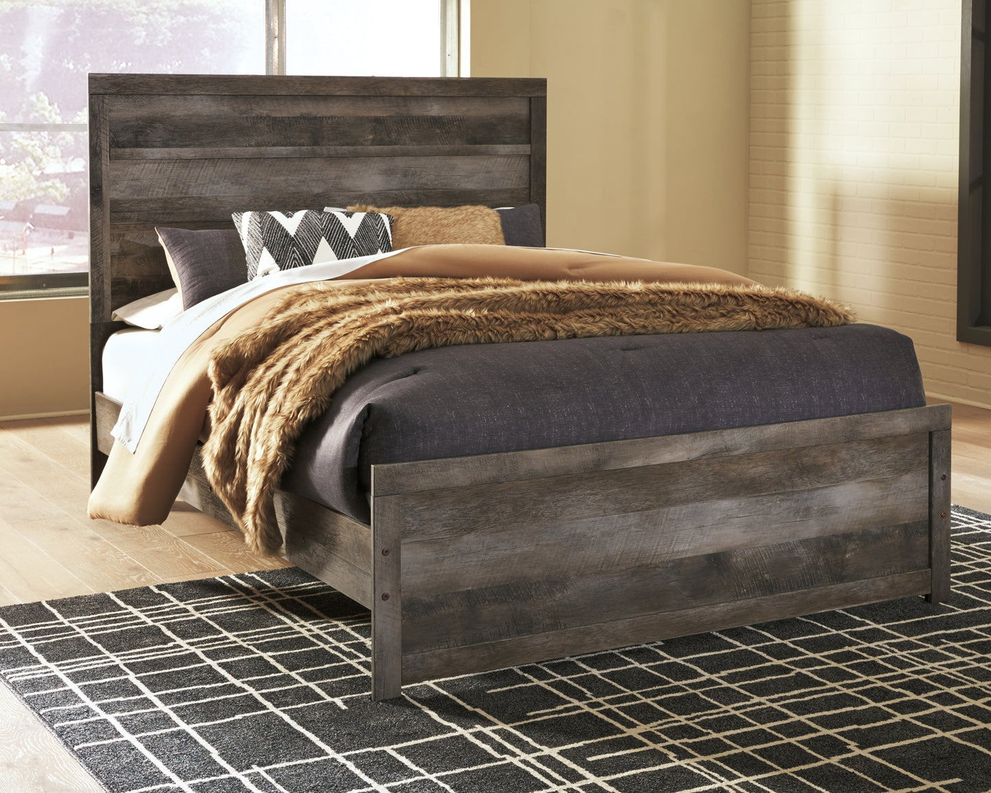 Wynnlow Queen Panel Bed with 2 Nightstands